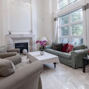 Luxurious Private In Richmond